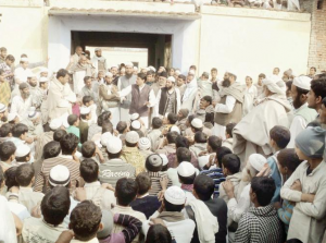 Angry mourners outsidedeceased  Mufti Munawwar's house