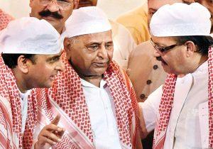 Mulayam-Singh-at-a-Iftar-party