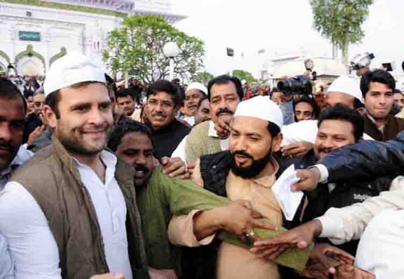 A picture of Rahul Ghandi with muslims